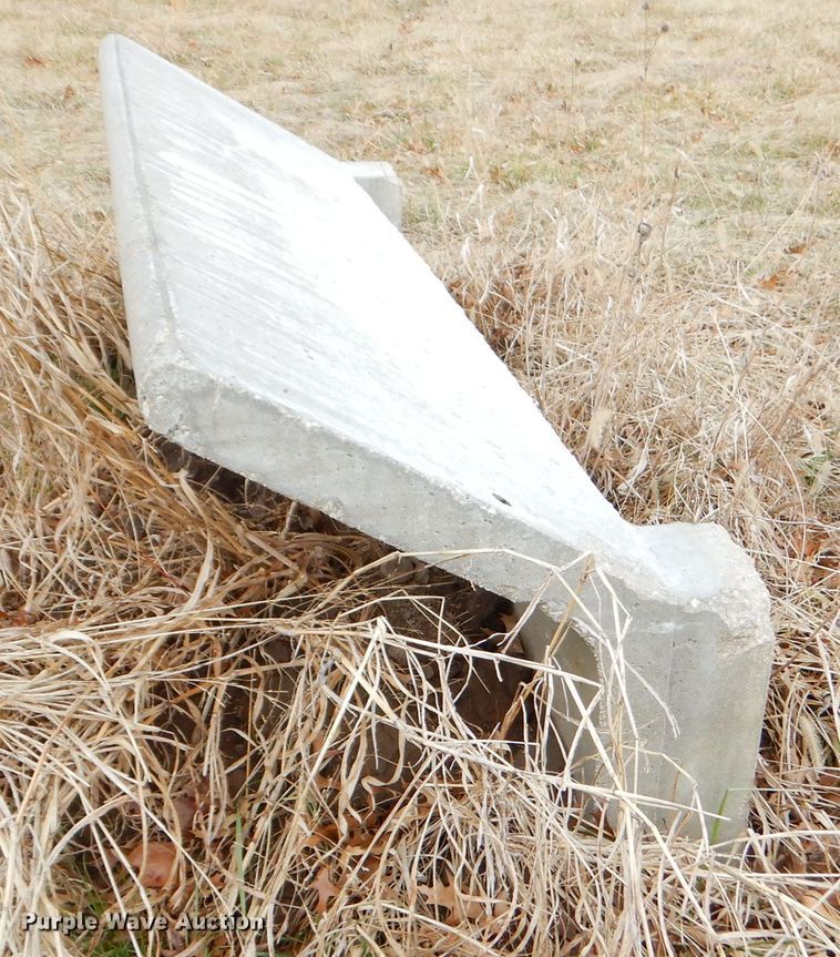 image for item GG9713 (4) concrete feed bunks