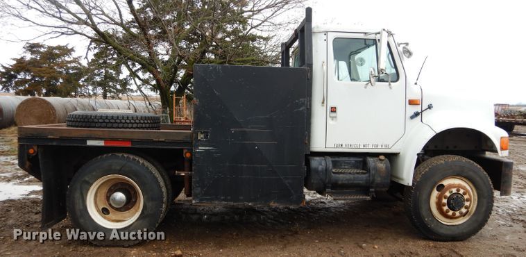 image for item GK9038 1991 International 4800 flatbed truck