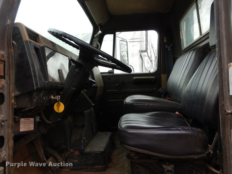 image for item GK9038 1991 International 4800 flatbed truck