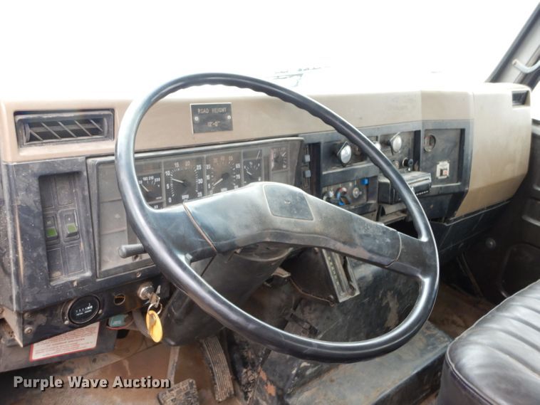 image for item GK9038 1991 International 4800 flatbed truck