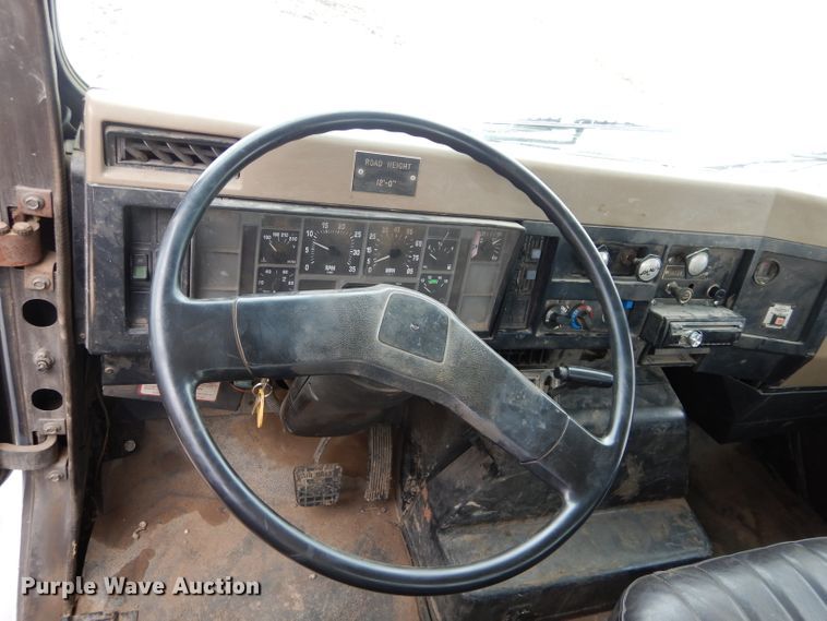 image for item GK9038 1991 International 4800 flatbed truck