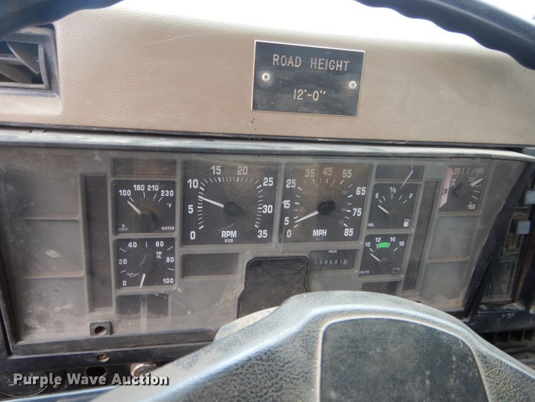 image for item GK9038 1991 International 4800 flatbed truck