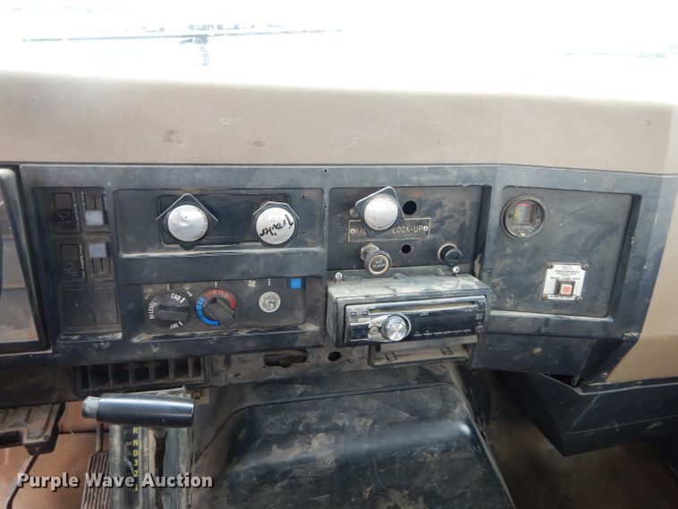 image for item GK9038 1991 International 4800 flatbed truck