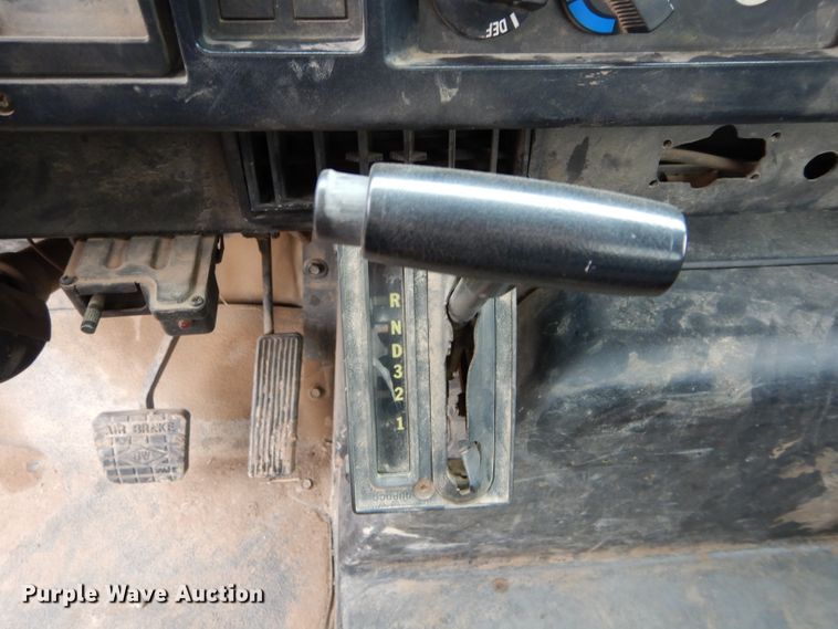 image for item GK9038 1991 International 4800 flatbed truck