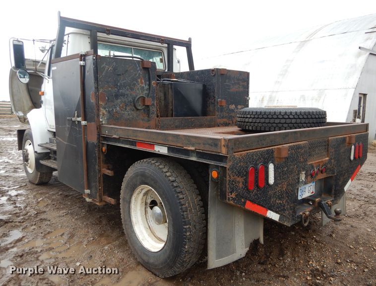 image for item GK9038 1991 International 4800 flatbed truck