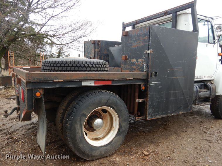 image for item GK9038 1991 International 4800 flatbed truck