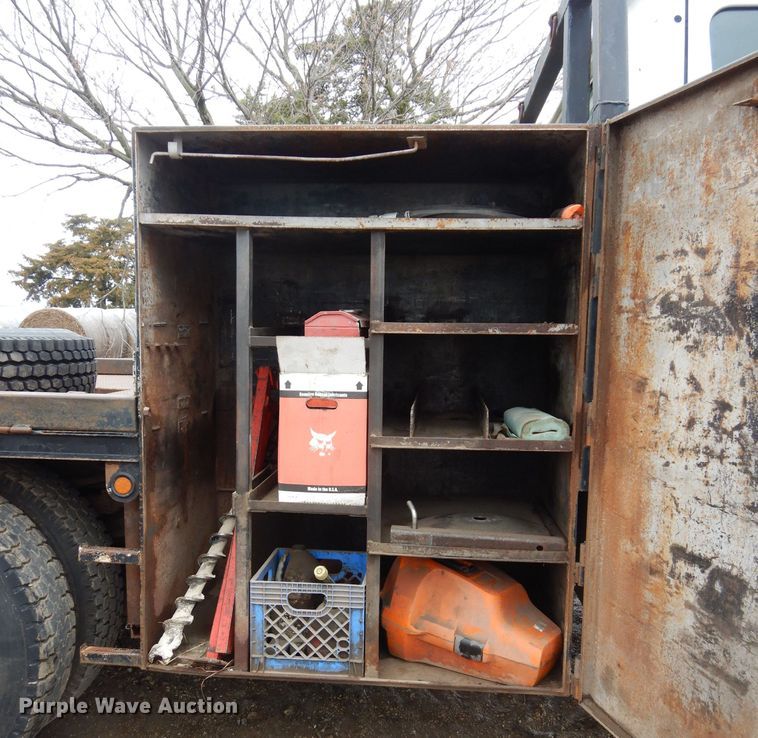 image for item GK9038 1991 International 4800 flatbed truck