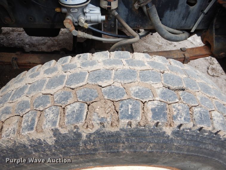 image for item GK9038 1991 International 4800 flatbed truck