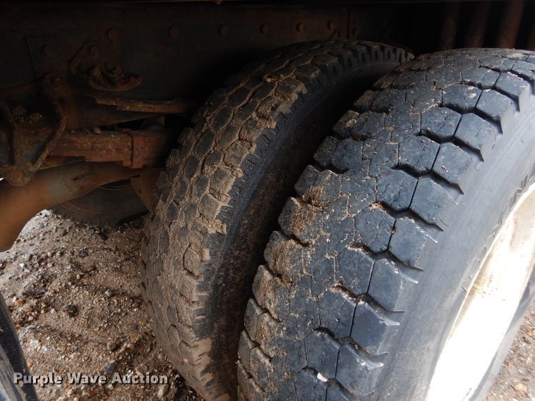 image for item GK9038 1991 International 4800 flatbed truck