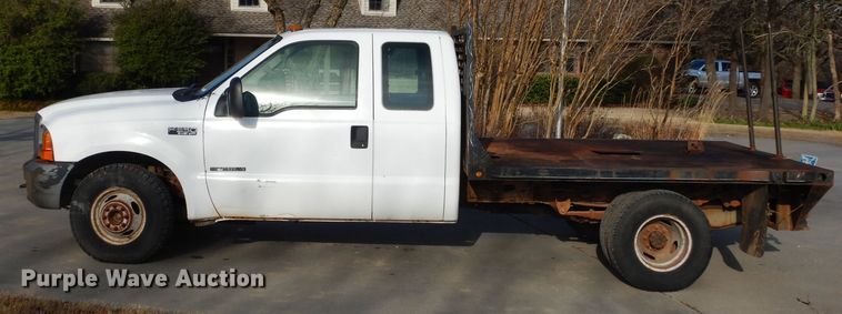 image for item GK9040 2001 Ford F350 Super Duty SuperCab bale bed pickup truck