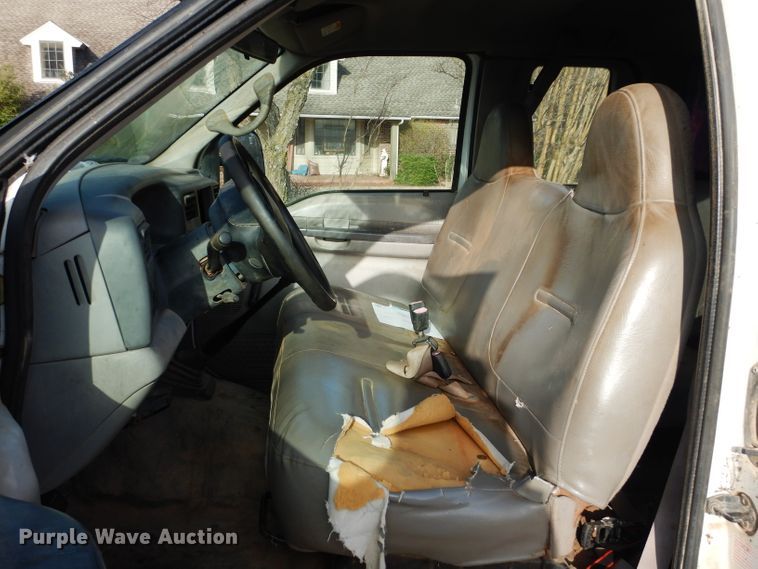 image for item GK9040 2001 Ford F350 Super Duty SuperCab bale bed pickup truck