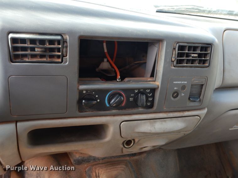 image for item GK9040 2001 Ford F350 Super Duty SuperCab bale bed pickup truck