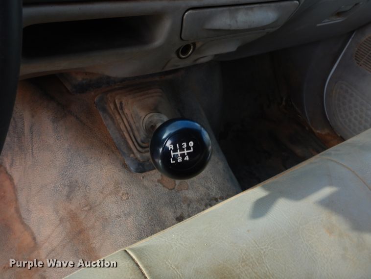 image for item GK9040 2001 Ford F350 Super Duty SuperCab bale bed pickup truck