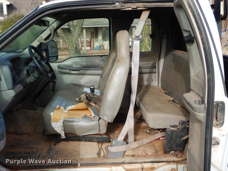 image for item GK9040 2001 Ford F350 Super Duty SuperCab bale bed pickup truck