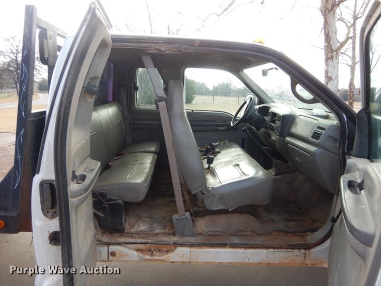 image for item GK9040 2001 Ford F350 Super Duty SuperCab bale bed pickup truck