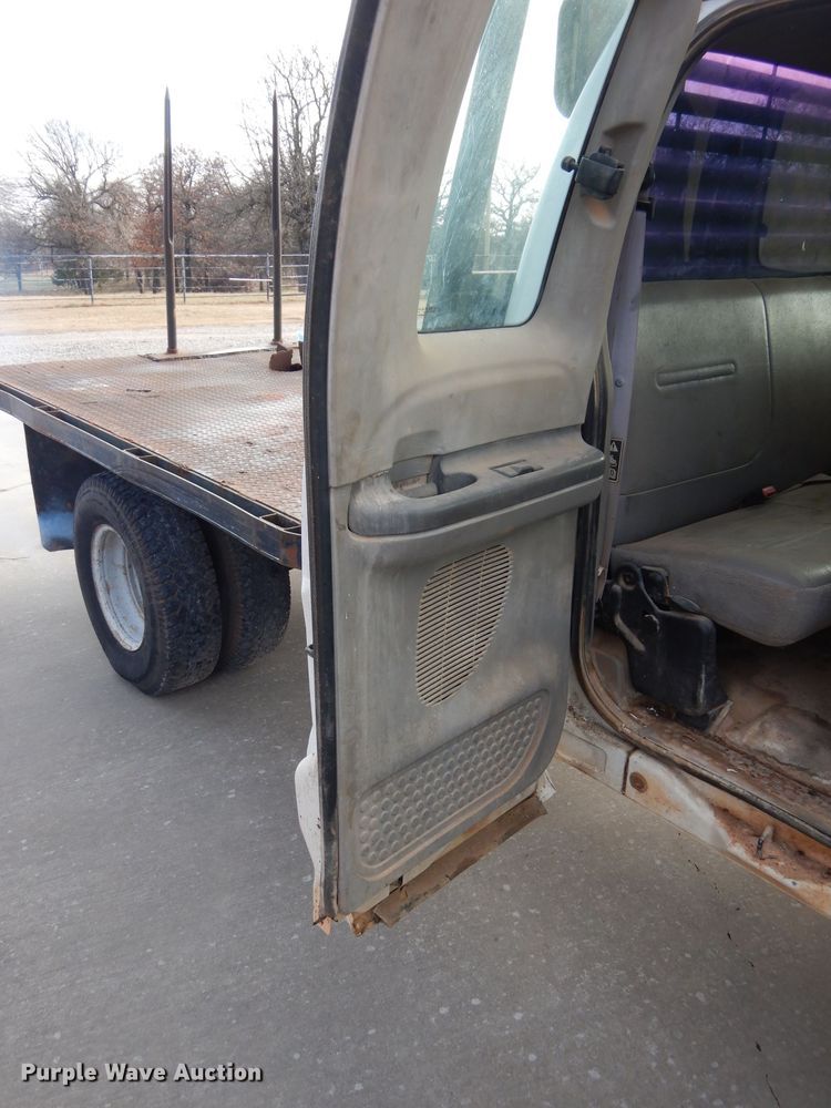 image for item GK9040 2001 Ford F350 Super Duty SuperCab bale bed pickup truck