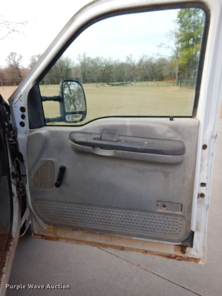 image for item GK9040 2001 Ford F350 Super Duty SuperCab bale bed pickup truck