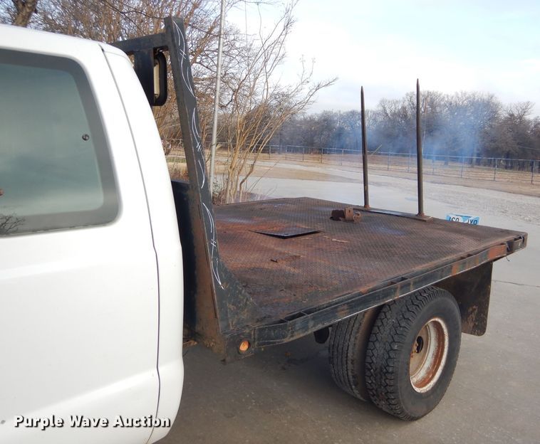 image for item GK9040 2001 Ford F350 Super Duty SuperCab bale bed pickup truck