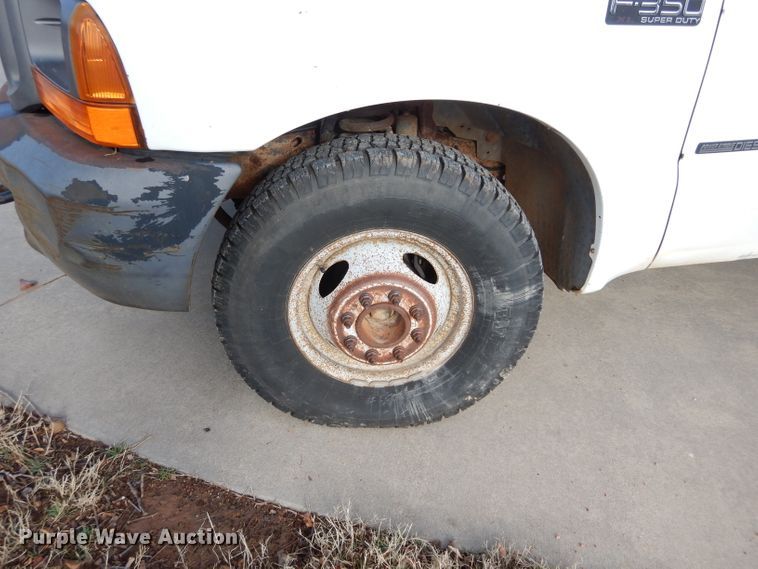 image for item GK9040 2001 Ford F350 Super Duty SuperCab bale bed pickup truck