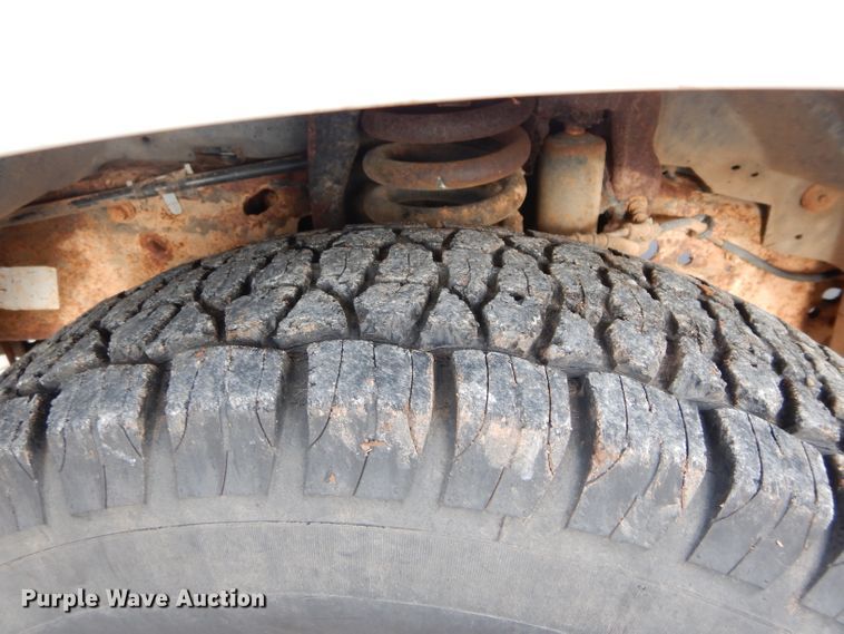 image for item GK9040 2001 Ford F350 Super Duty SuperCab bale bed pickup truck