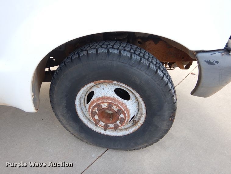 image for item GK9040 2001 Ford F350 Super Duty SuperCab bale bed pickup truck