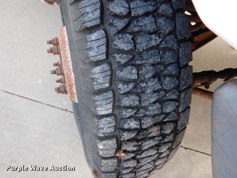 image for item GK9040 2001 Ford F350 Super Duty SuperCab bale bed pickup truck