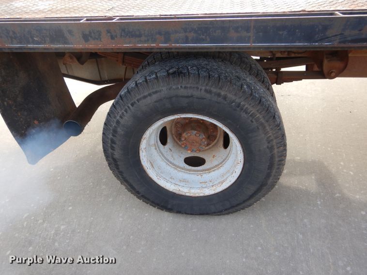 image for item GK9040 2001 Ford F350 Super Duty SuperCab bale bed pickup truck