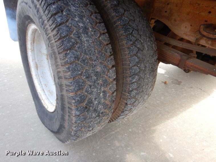 image for item GK9040 2001 Ford F350 Super Duty SuperCab bale bed pickup truck