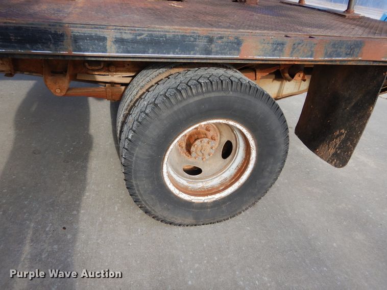 image for item GK9040 2001 Ford F350 Super Duty SuperCab bale bed pickup truck