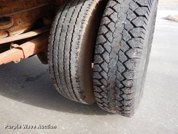 image for item GK9040 2001 Ford F350 Super Duty SuperCab bale bed pickup truck