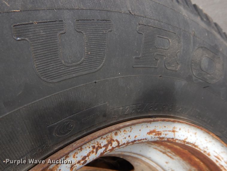 image for item GK9040 2001 Ford F350 Super Duty SuperCab bale bed pickup truck