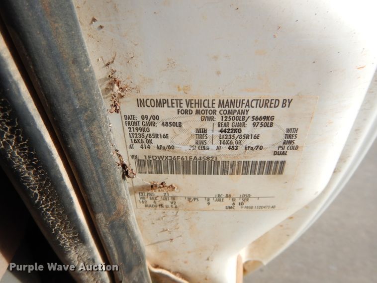 image for item GK9040 2001 Ford F350 Super Duty SuperCab bale bed pickup truck