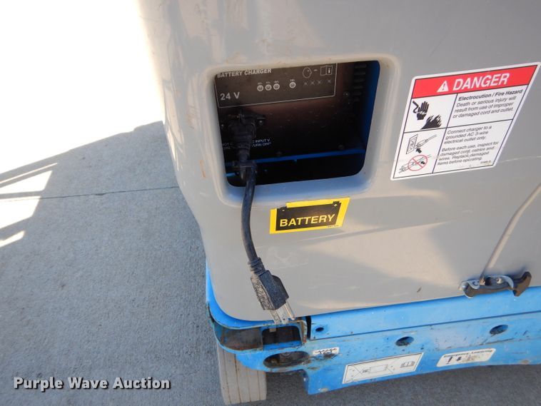 image for item GM9474 2013 Genie GR12 vertical lift
