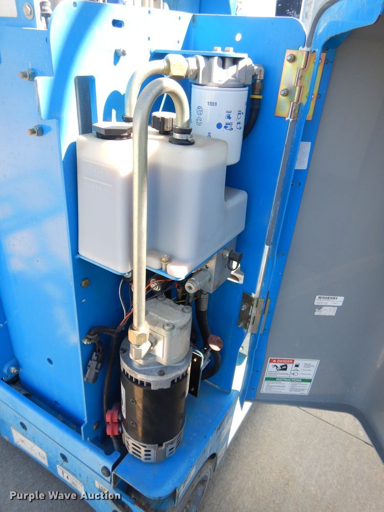 image for item GM9474 2013 Genie GR12 vertical lift