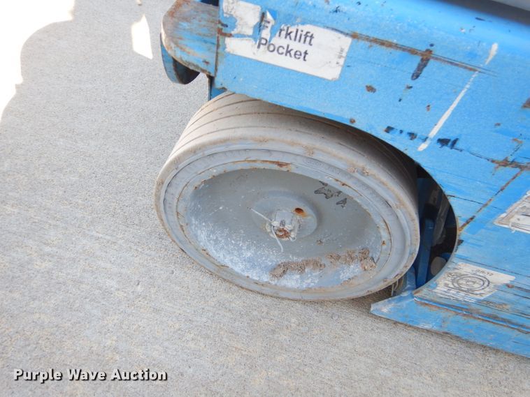 image for item GM9474 2013 Genie GR12 vertical lift
