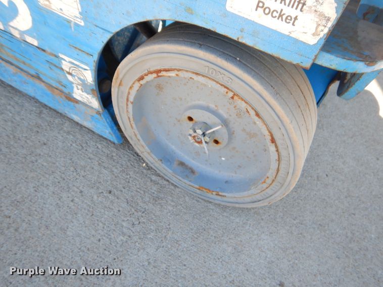 image for item GM9474 2013 Genie GR12 vertical lift