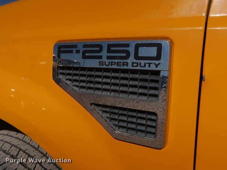image for item GS9749 2008 Ford F250 Super Duty XL utility bed pickup truck