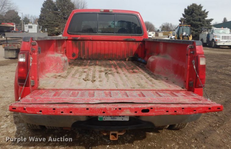 image for item GW9492 2001 Ford F350 Super Duty Crew Cab pickup truck