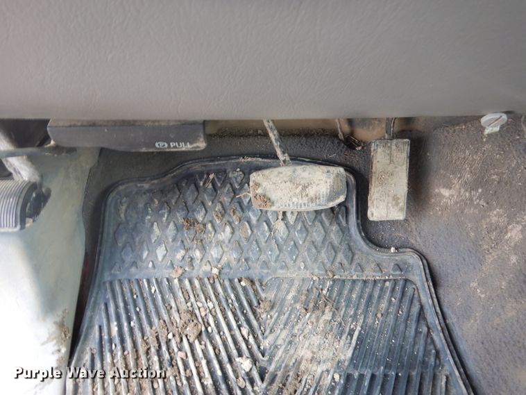 image for item GW9492 2001 Ford F350 Super Duty Crew Cab pickup truck