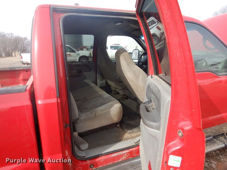 image for item GW9492 2001 Ford F350 Super Duty Crew Cab pickup truck