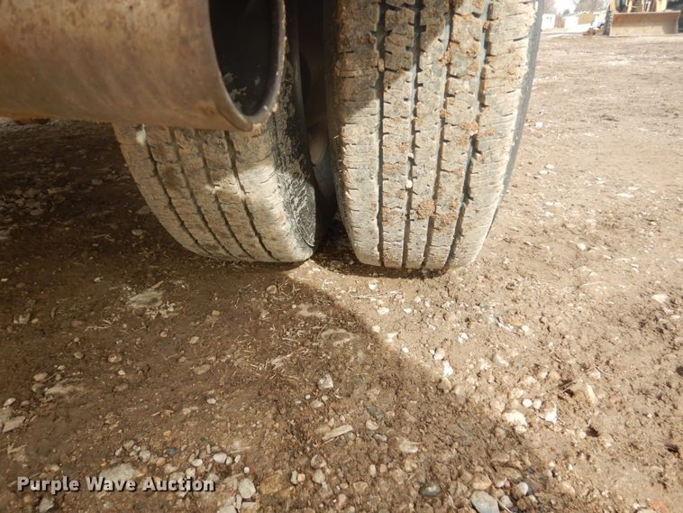 image for item GW9492 2001 Ford F350 Super Duty Crew Cab pickup truck