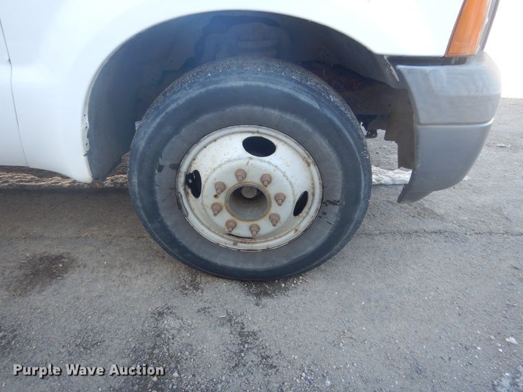 image for item GW9506 2006 Ford F350 Super Duty flatbed pickup truck