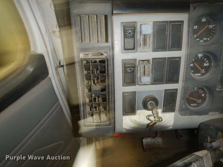 image for item GW9510 1995 Freightliner FL70 propane delivery truck