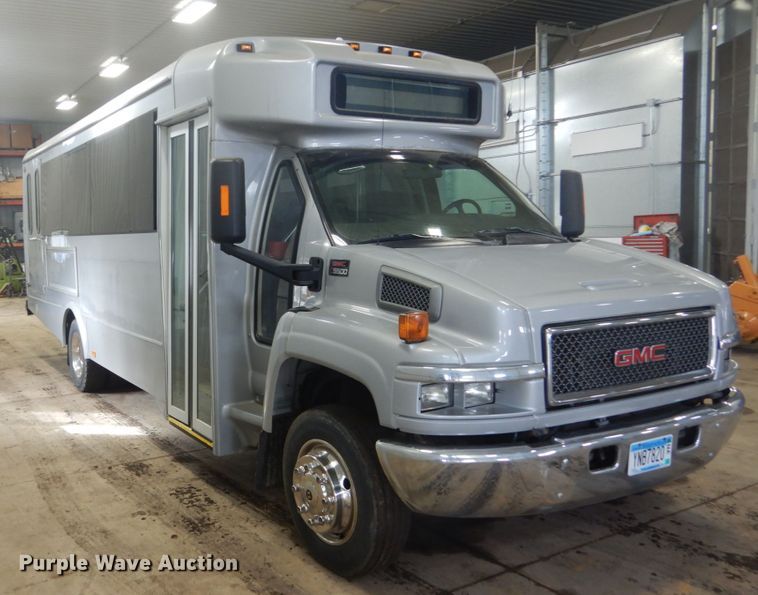 image for item GW9511 2006 GMC C5500 shuttle bus