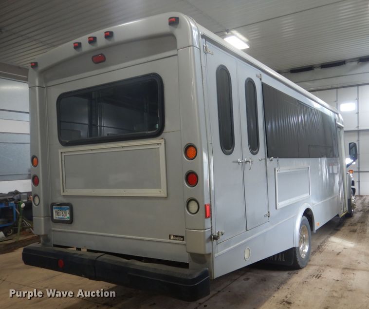 image for item GW9511 2006 GMC C5500 shuttle bus