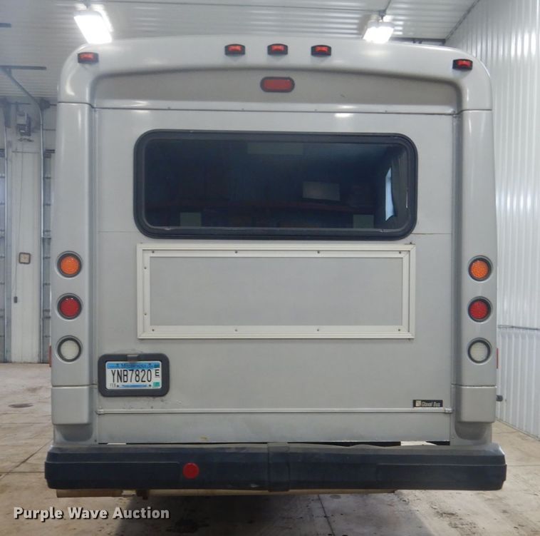 image for item GW9511 2006 GMC C5500 shuttle bus