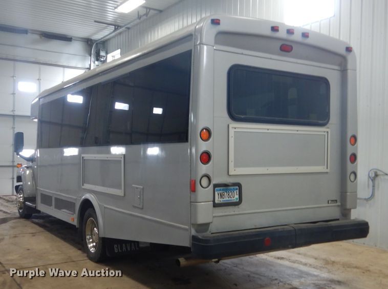 image for item GW9511 2006 GMC C5500 shuttle bus