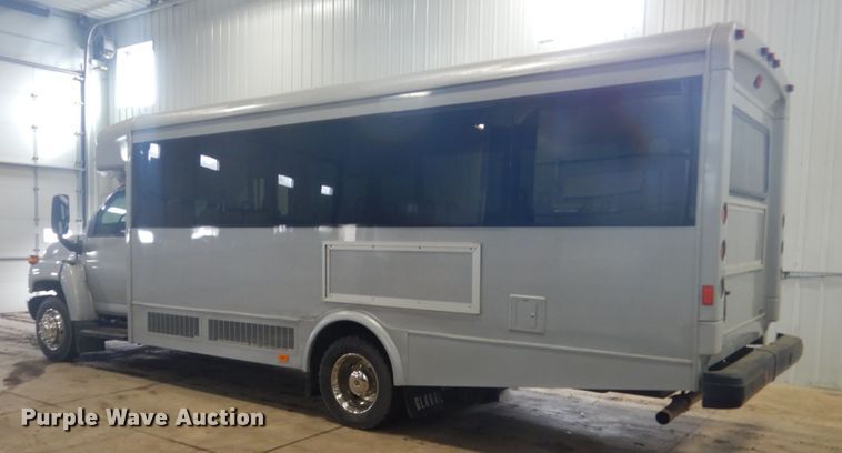 image for item GW9511 2006 GMC C5500 shuttle bus