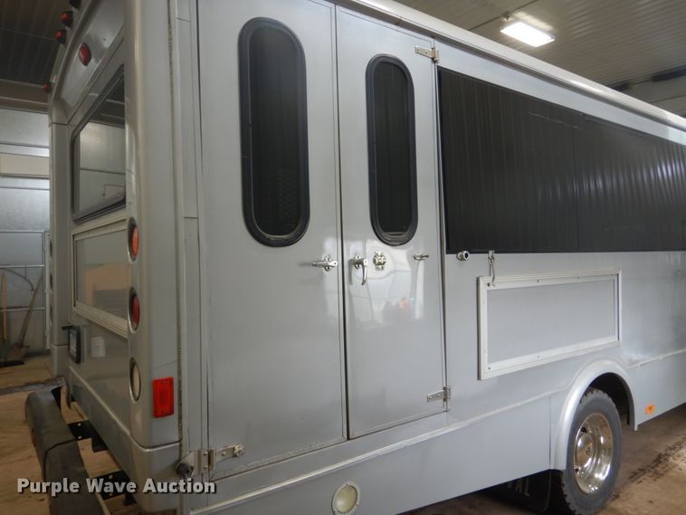 image for item GW9511 2006 GMC C5500 shuttle bus