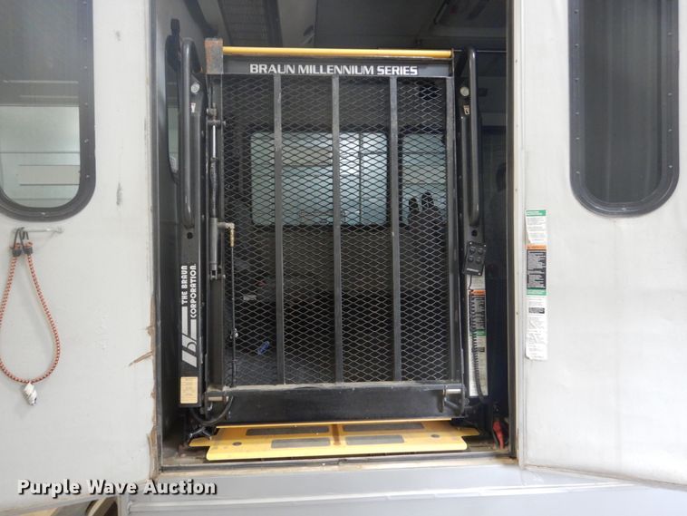 image for item GW9511 2006 GMC C5500 shuttle bus